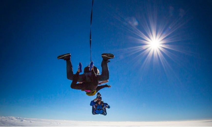 Image 2: Salto en paracaídas y caída libre desde 3000 m con iJump Gran Canaria