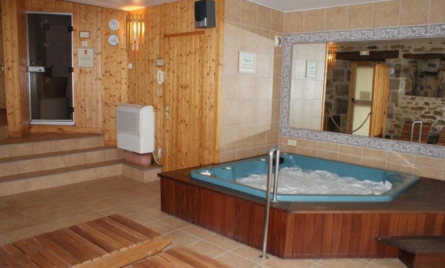 Image 2: Auvergne : chambre double avec pdj, dîner et accès spa en option