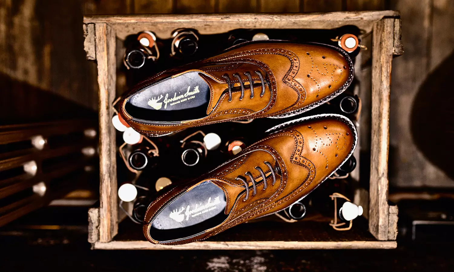 Redfoot Herren-Brogues in Hellbraun oder Schwarz - Primary Image