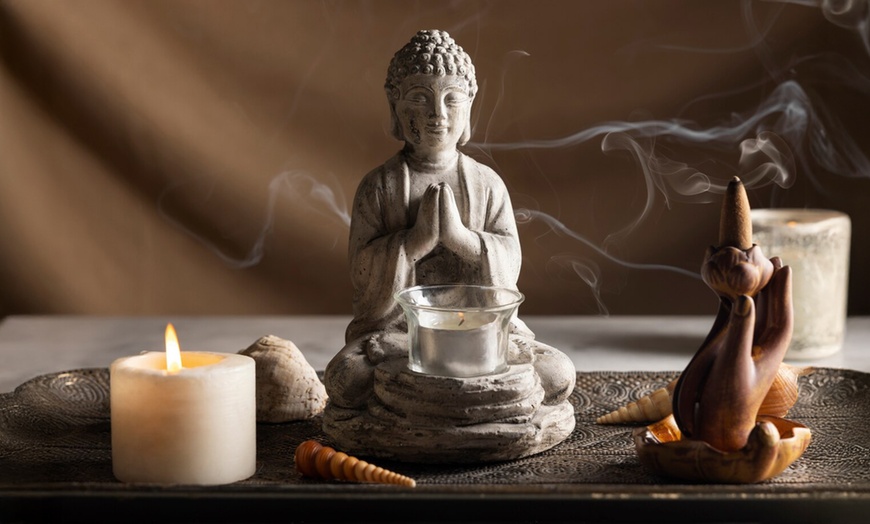 Image 11: Ritual oriental de chakras, piedras calientes o liberación emocional