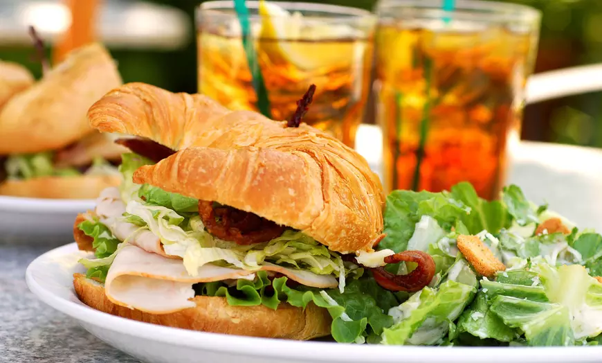 Image 1: Brunch gourmet para 1 o 2 personas con focaccia y más 