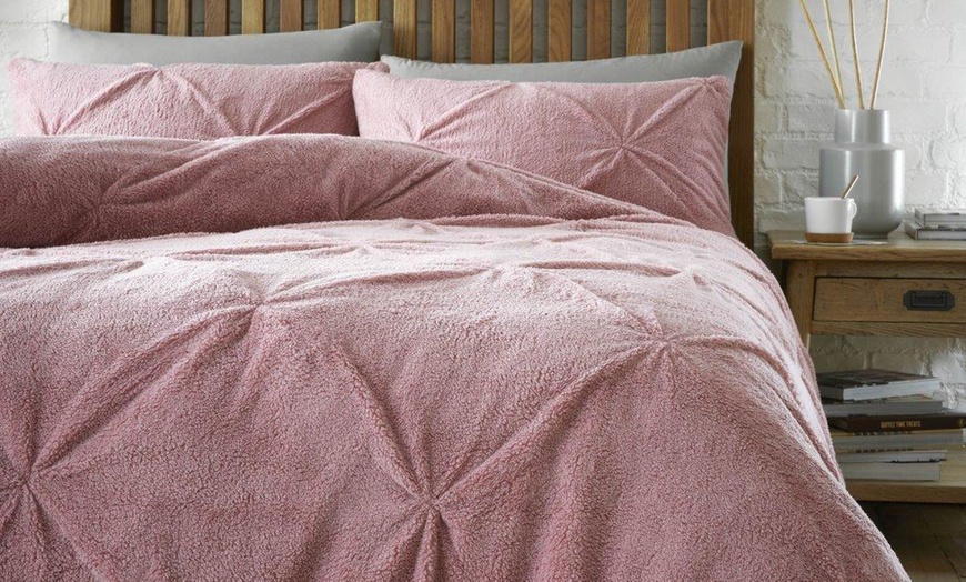 Image 8: Pintuck Teddy Fleece Duvet Set