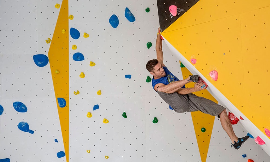 Image 5: Escalada en rocódromo