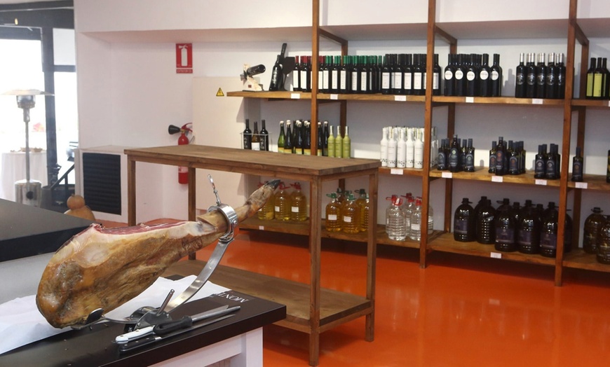 Image 17: Descubre el sabor del placer: cena, maridaje y espectáculo en bodega