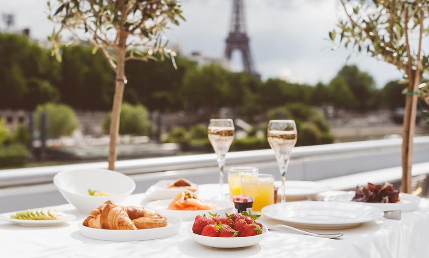 Image 3: Déjeuner ou dîner croisière avec Bateaux Mouches