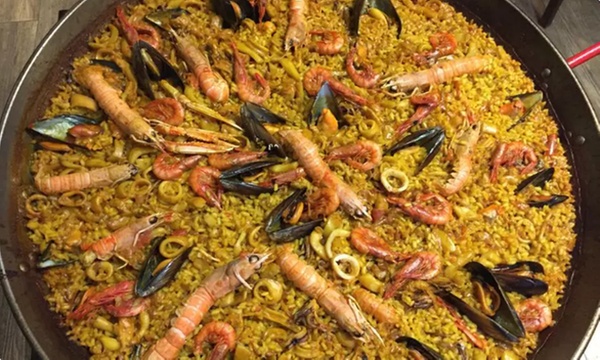 Menú mediterráneo con botella de vino para dos en Prado De Flores - Prado  De Flores | Groupon