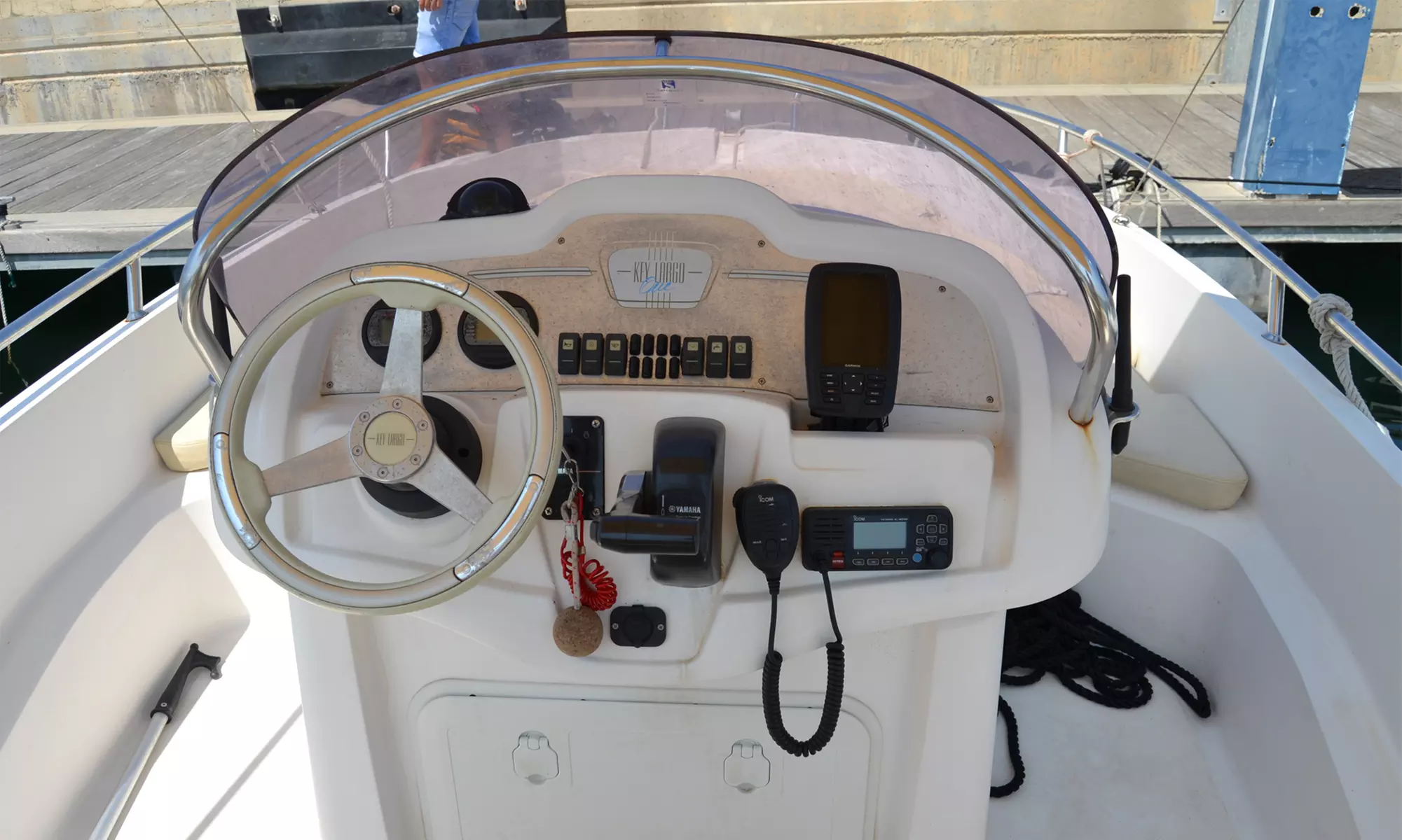 Alquiler de barco con titulación por medio día en Capitán Valencia