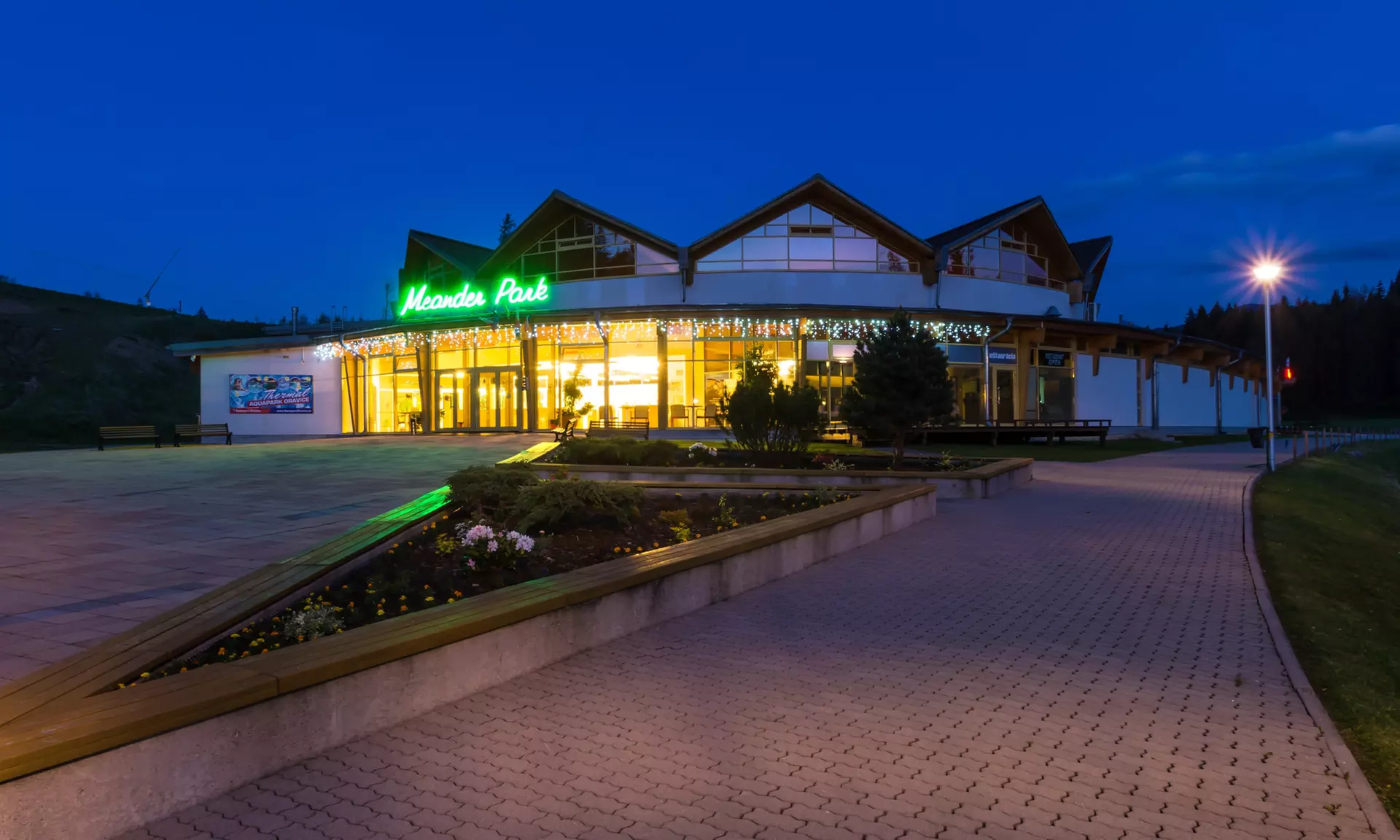 Baseny geotermalne i wodne atrakcje w Aquaparku Meander Oravice