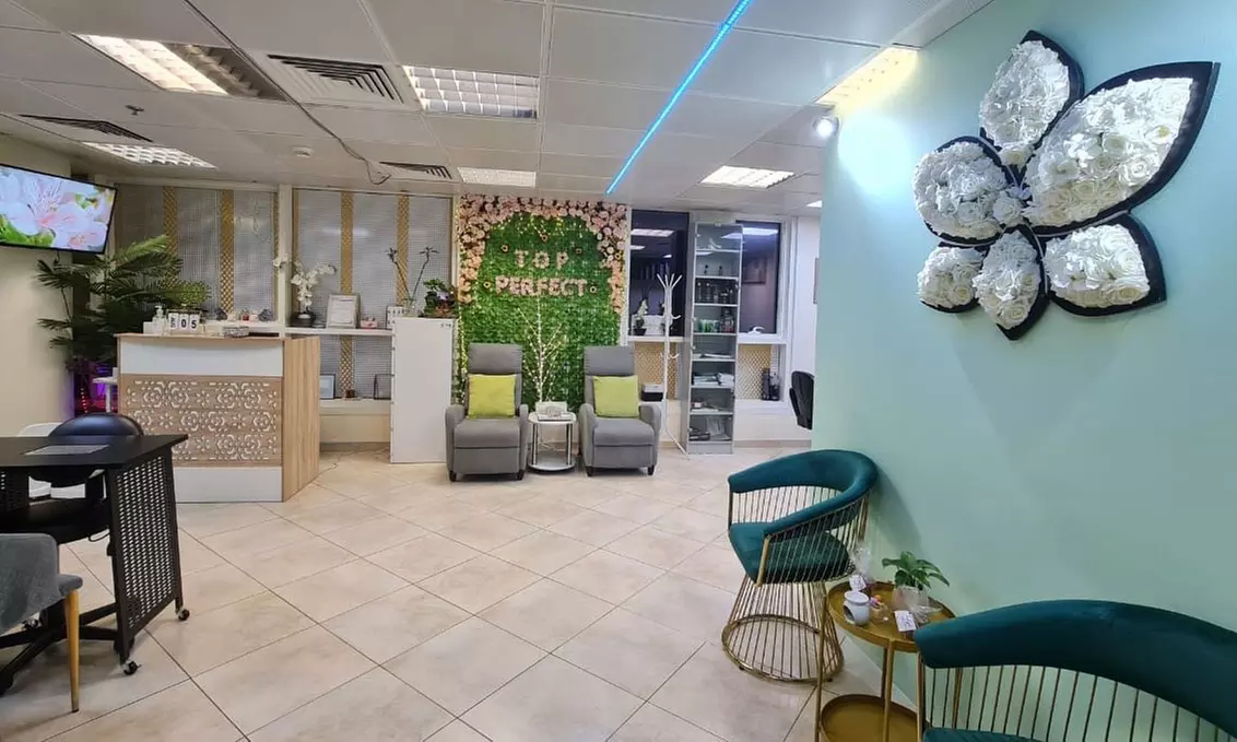 Choice of Individual 3D, 2D, Natural, or Volume Eyelash Extensions