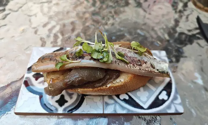 Saborea marisco fresco acompañado de una botella de vino blanco para 2