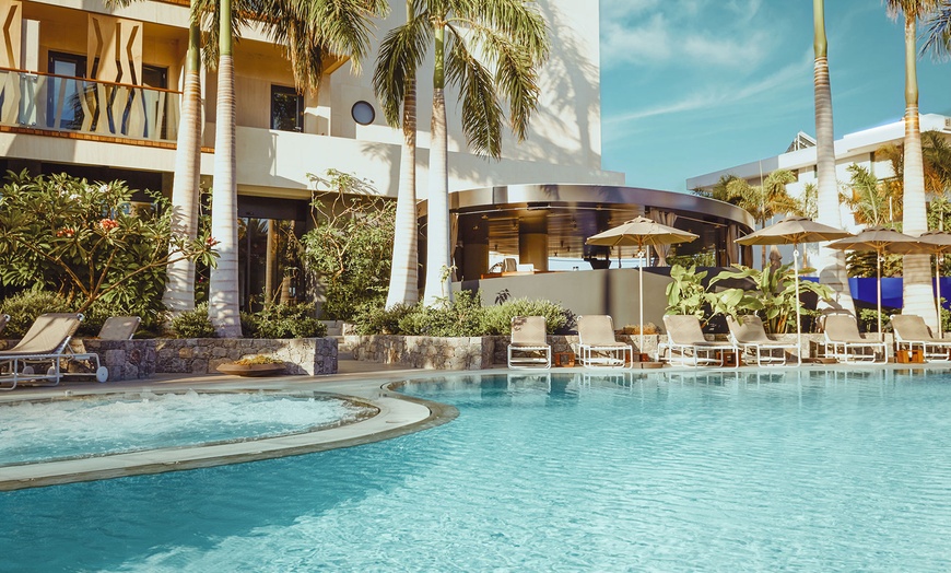 Image 9: Las Palmas: habitación Deluxe con copa de bienvenida, desayuno y cena