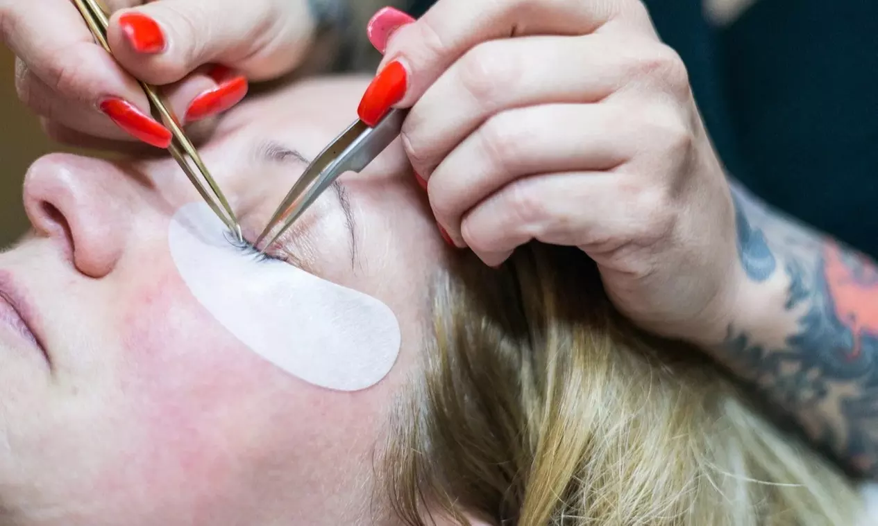 Wimpernverlängerung mit der 1:1 Technik für natürliche Schönheit