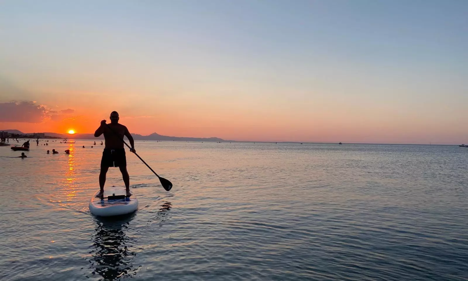 Practica el deporte de moda con un servicio de alquiler de paddle surf
