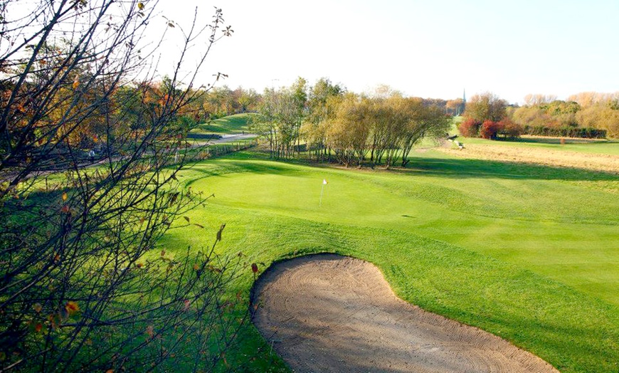 Image 2: Golfsport-Schnupperkurs inkl. Leihschläger & Bälle für 1-2 Personen