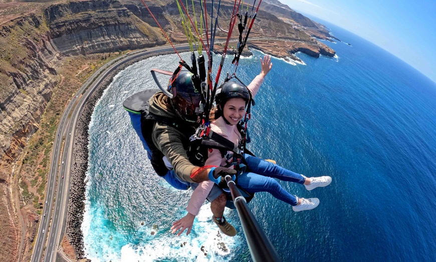 Image 1: Roza las nubes: vuelo de iniciación al parapente con foto incluida