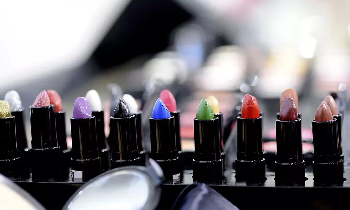 ¡Aprende a maquillarte con estilo en Crystal Spa! Hasta 84% de descuento en curso de automaquillaje - Primary Image