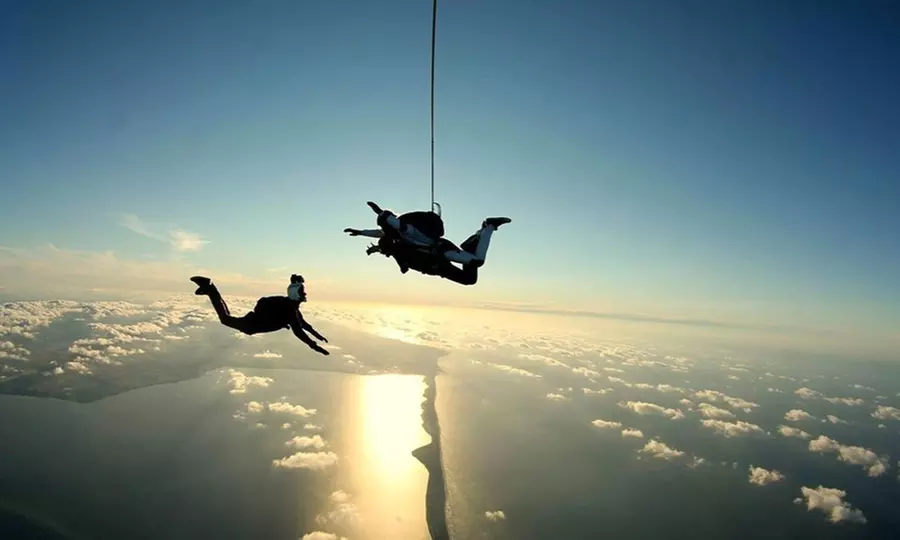 Skok spadochronowy w tandemie z filmem i zdjęciami nad morzem