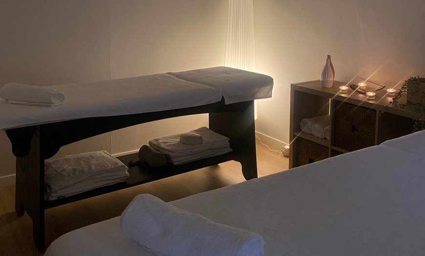 Image 5: Masaje en pareja con velas o ritual VIP con cava y chocolates
