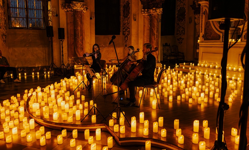 Image 1: Koncert Świąteczny i Muzyka z serialu Bridgertonowie przy blasku świec