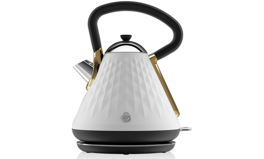 Image 5: Kettle and Four-Slice Toaster