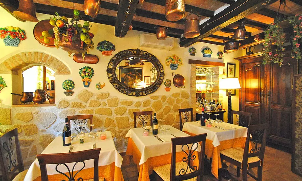 Todi, Perugia: soggiorno in camera Superior con colazione e cena