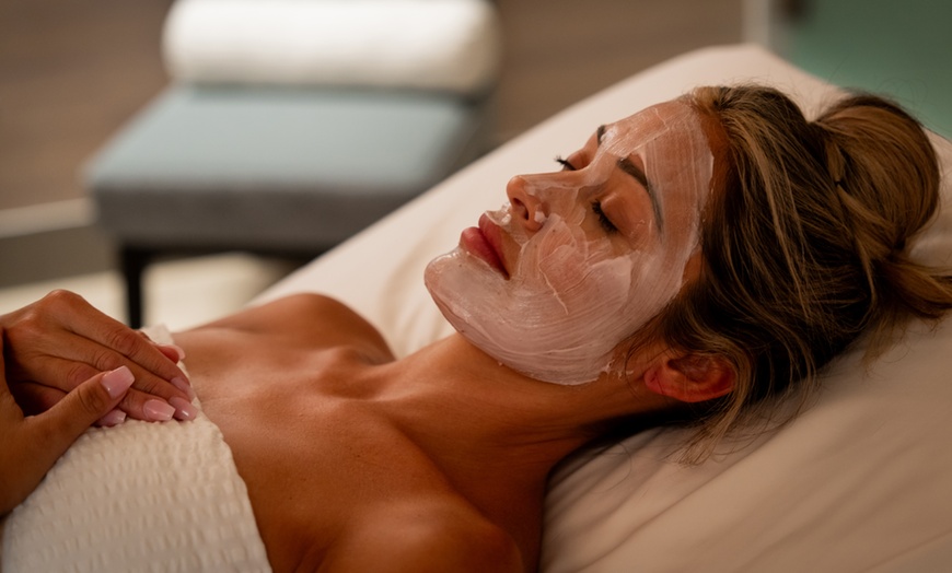 Image 5: Seaside Facial and Tropical Sugar Scrub with Pool, Gym, Lounge & Valet