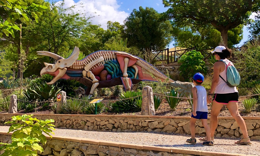 Image 12: Entrada al DinoPark Algar para toda la familia