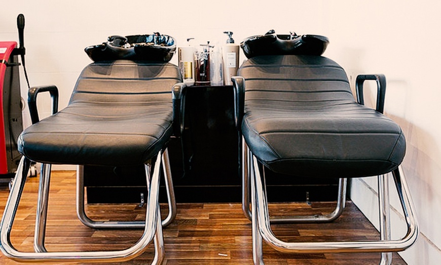 Image 2: Stylish Cut & Blowdry with Half or Full Head of Foils