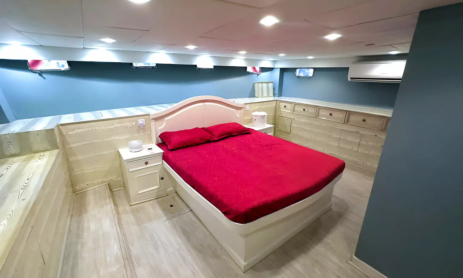 Unwind on Luxury Yachts with Premier Charter Services Around Dubai