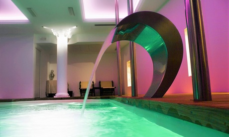 Pesaro: 1 notte per 2 BB o HB, camera Business con Jacuzzi, spa privata, trattamento a scelta al Grand Hotel Vittoria 5*