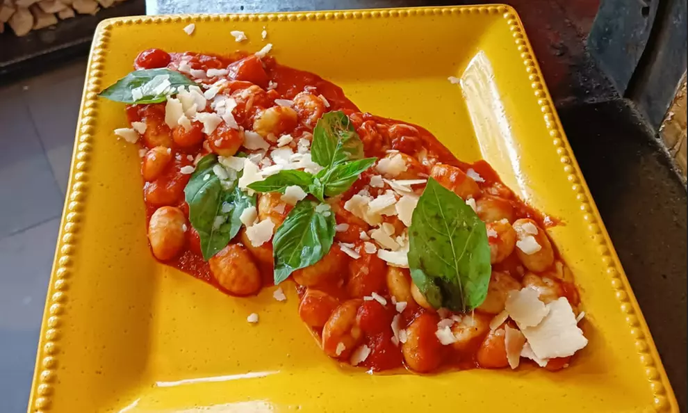 Menú con degustación de entrantes, principal, bebida y postre