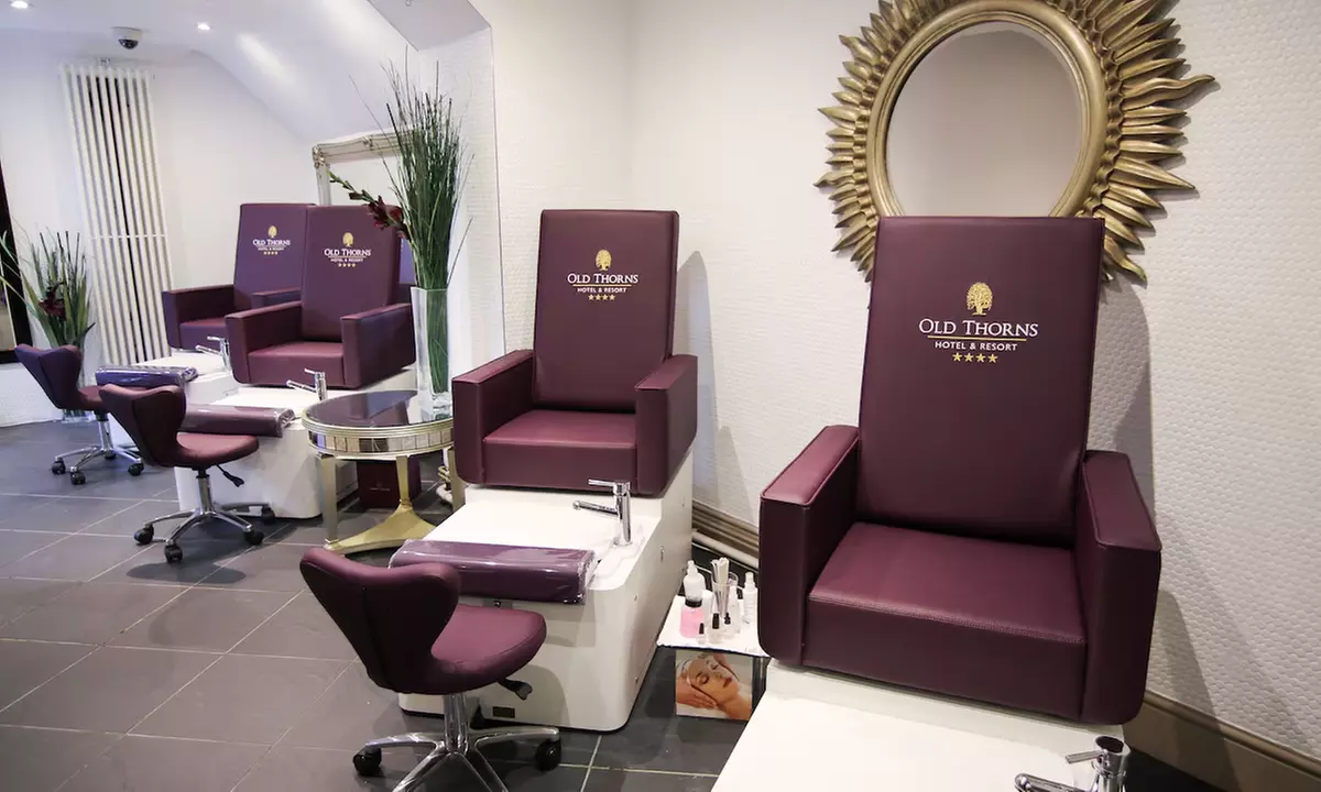 Hampshire: 4* Superior Double or Twin Room Stay with Breakfast