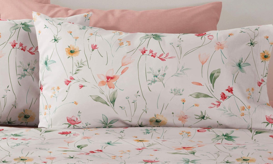 Image 9: Juego de sábanas para cama doble 100 % algodón con flores de Bassetti