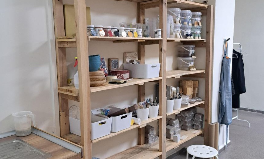 Image 5: Crea y decora tu propia pieza de cerámica más barra libre de vino