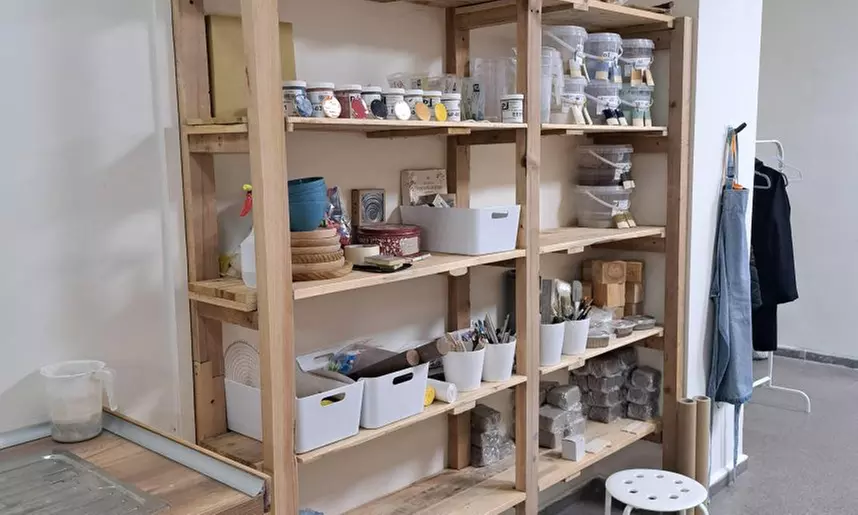 Crea y decora tu propia pieza de cerámica más barra libre de vino