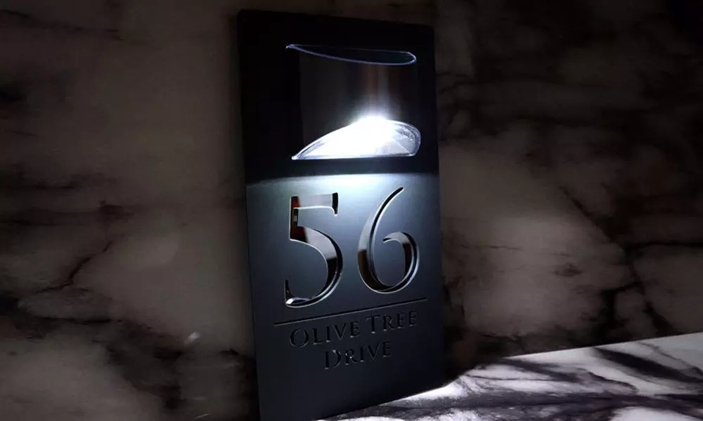 Personalisierbares Haustürschild mit Solarlicht, Text und Nummer