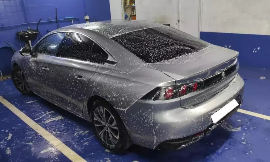 Lavado completo de coche mediano con encerado en Auto Spa Princesa