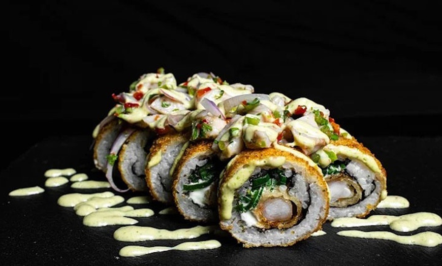 Image 1: 30, 40 o 70 piezas de sushi y bebidas para compartir