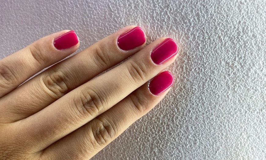 Image 3: Manicure i pedicure hybrydowy i więcej opcji w nowym salonie