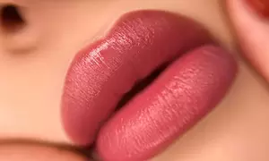 Permanent Make-up: Wimpernkranzverdichtung oder Velvet Lips für 1 Person (bis zu 36% sparen)