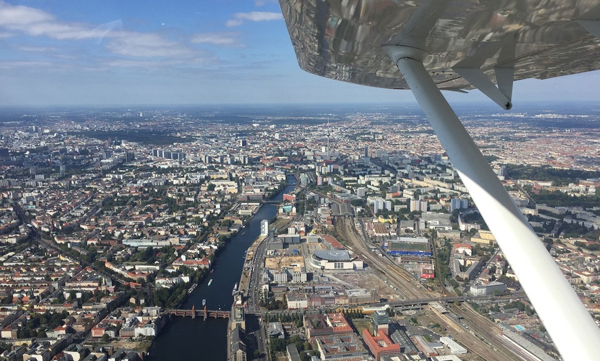 Image 1: Flugzeug selber fliegen in Berlin