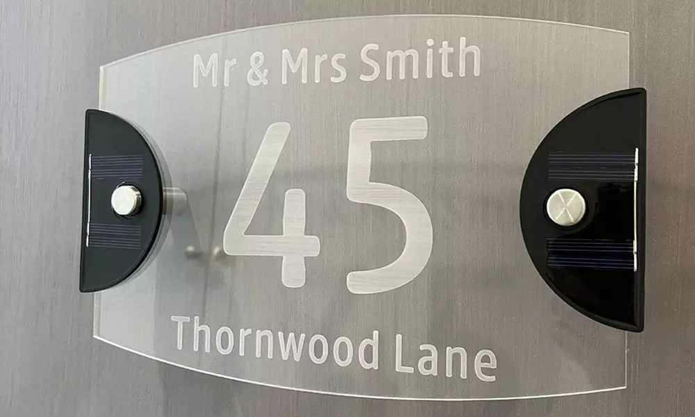 Personalisierbares Haustürschild mit Solarlicht, Text und Nummer