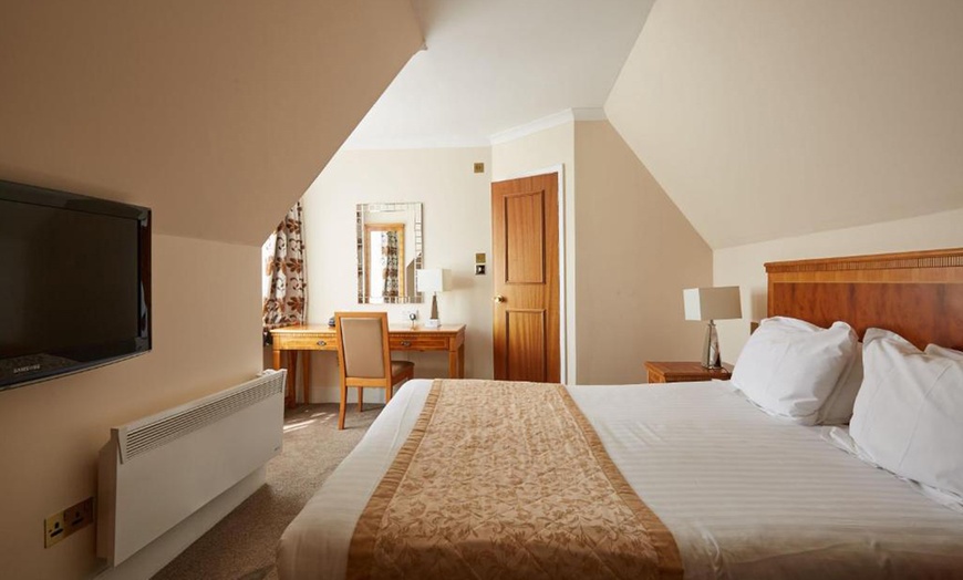 Image 2: Hampshire: 4* Standard Double Room Stay with Breakfast