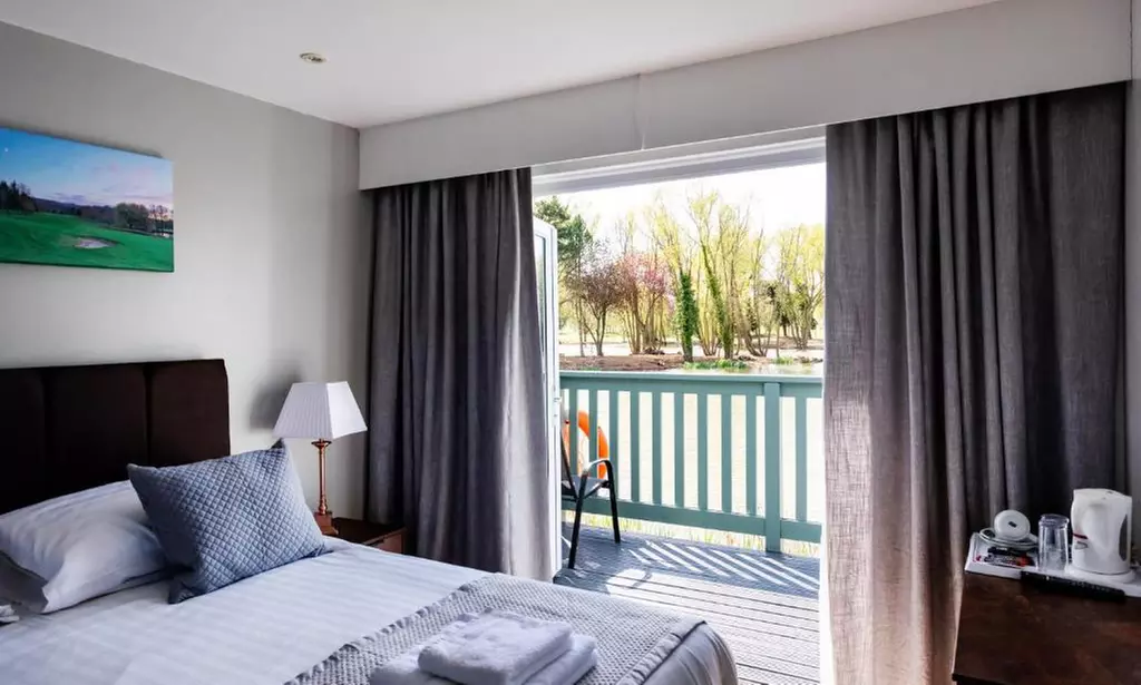 Worcestershire: Choice of Lakeview Cabin with Breakfast