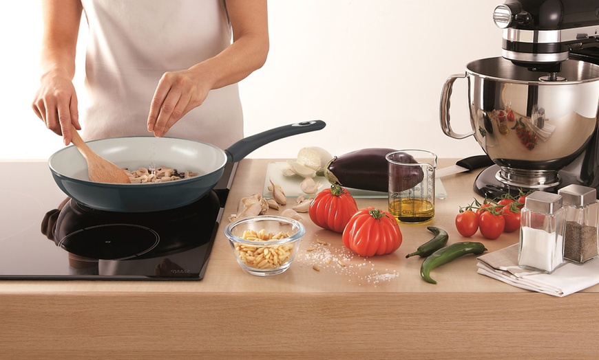 Image 2: 2-Pc Pyrex Frying Pan Set 