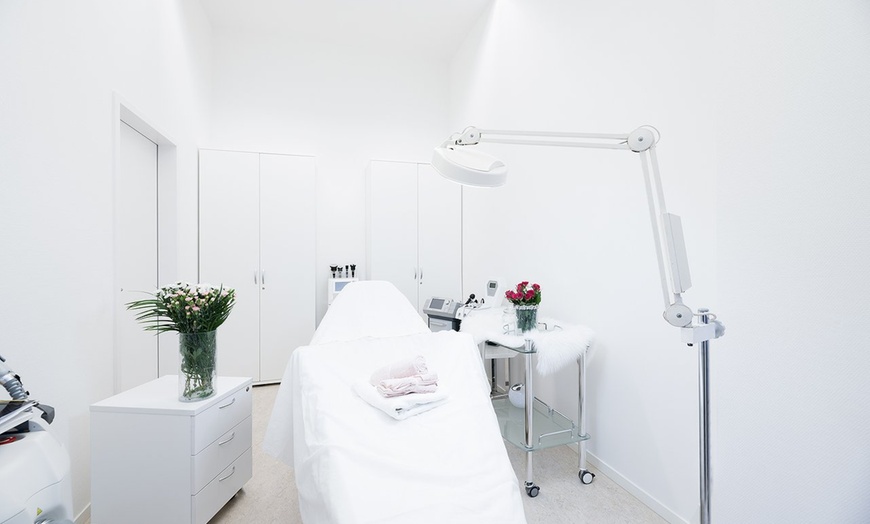 Image 4: Glow & Shape: Gesichtsbehandlung inkl. Augenbrauenpflege 