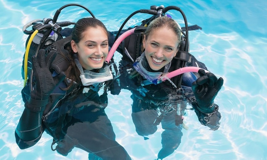 Image 2: ¡Explora las Islas Medes con un bautismo de buceo!