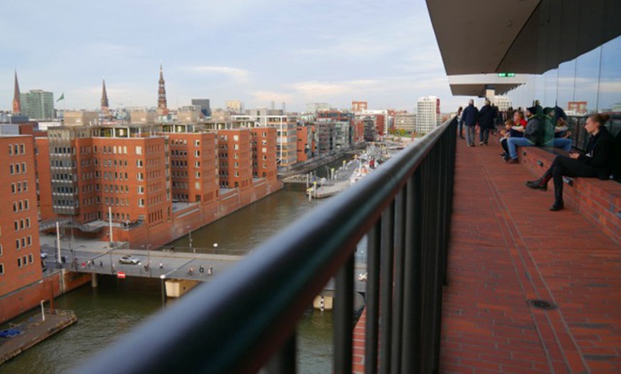 Image 2: Elphi Plaza Führung- oder Speicherstadt & HafenCity-Führung