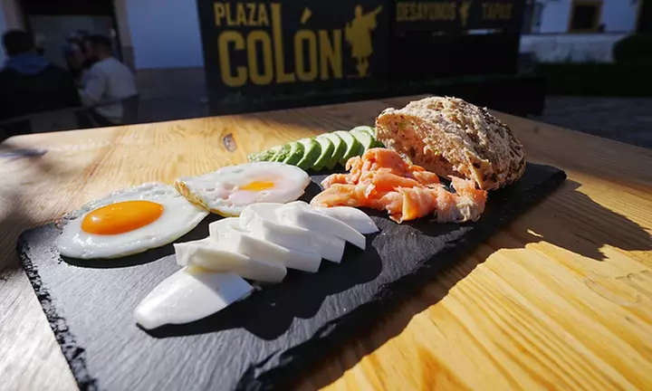 Brunch variado para 2 o 4 con bebidas frías y calientes incluidas