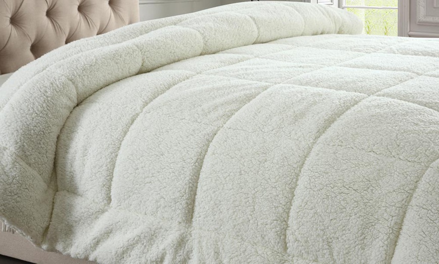 Image 2: 13.5 Tog Sherpa Fleece Duvet